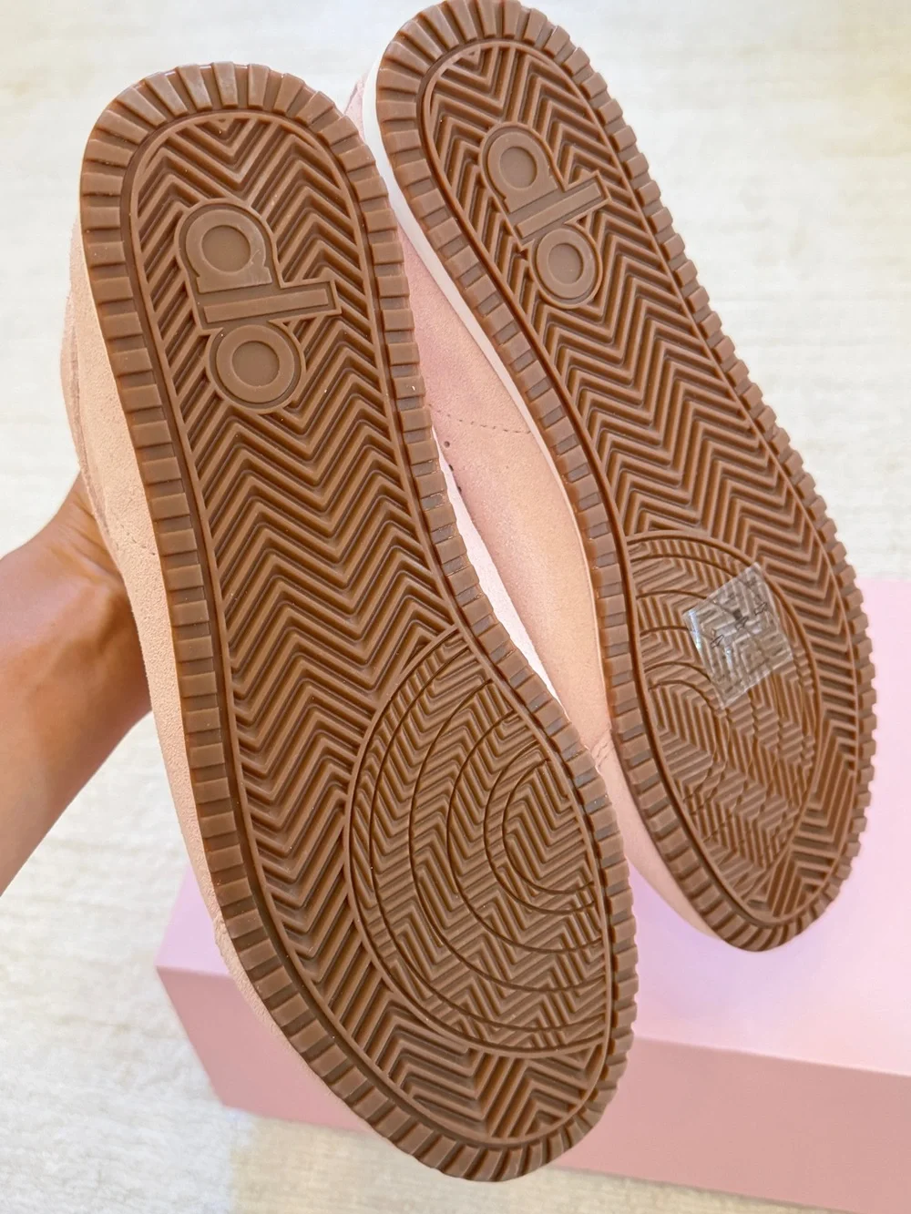 ALO Yoga tag brand